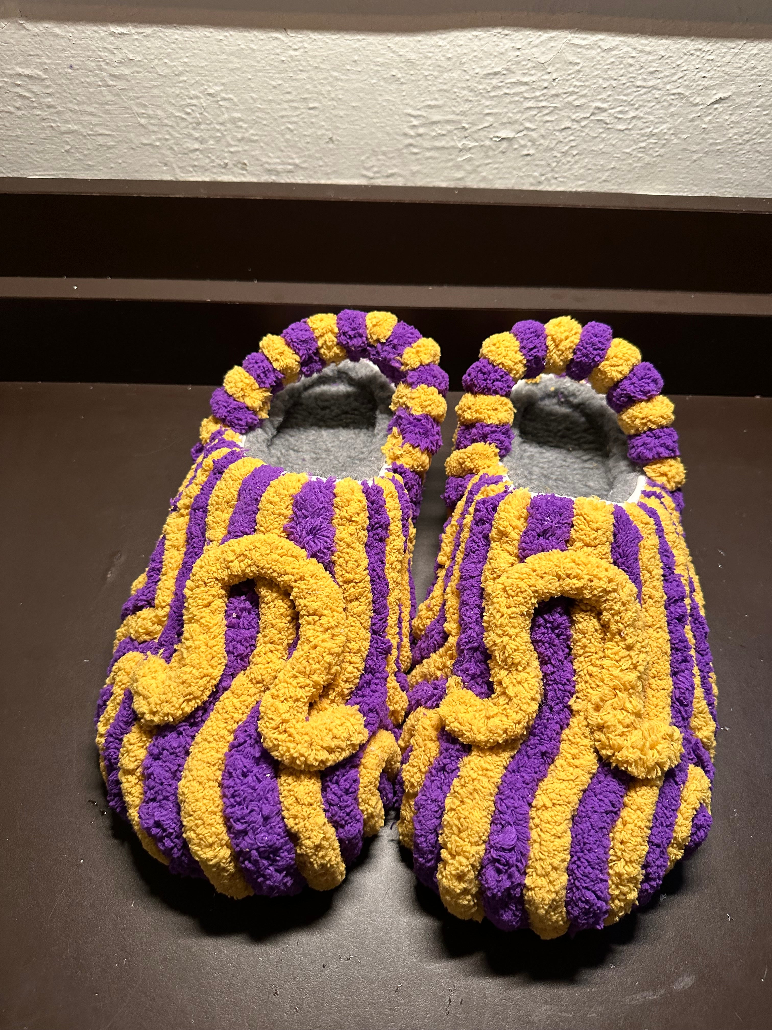 Que Fraternity Slippers
